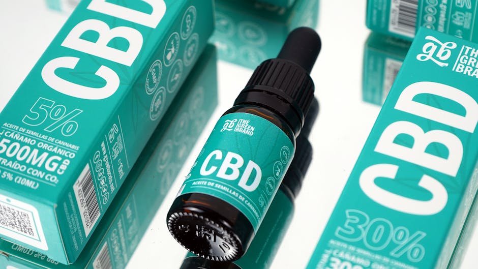 反射面にある CBD オイルとパッケージ。オーガニック ヘンプ製品を強調しています。