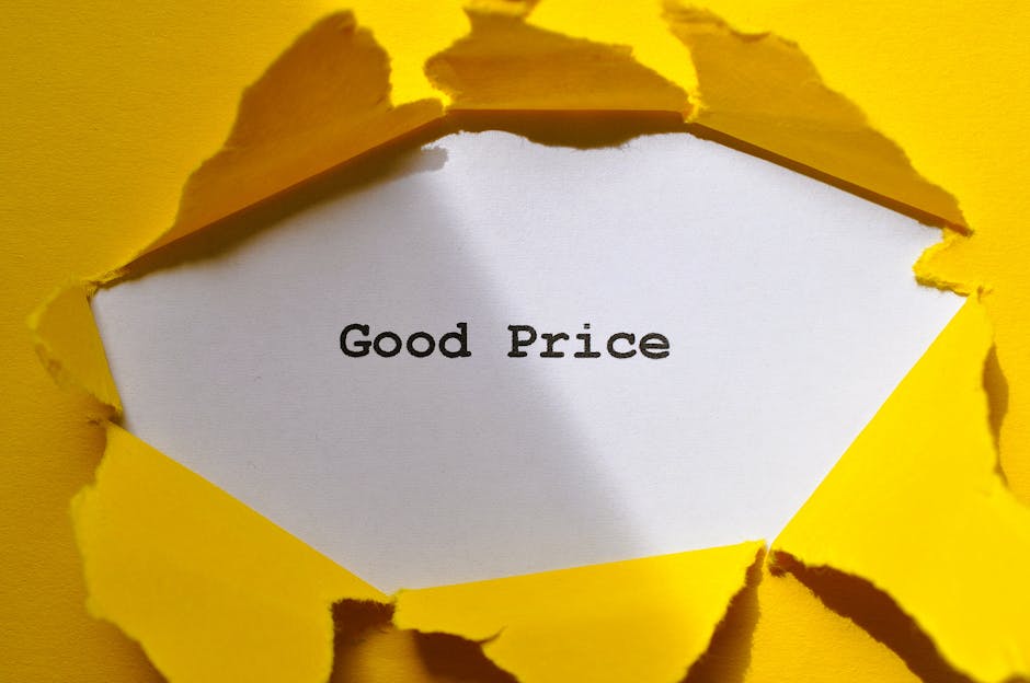 黄色い紙を破ると「Good Price」と表示されます。販売やマーケティングのコンセプトに最適です。
