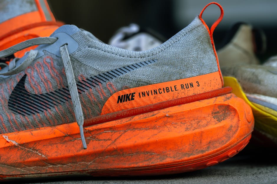 摩耗した Nike Invincible Run 3 シューズをコンクリートの上に置いてクローズアップ。摩耗が見られます。