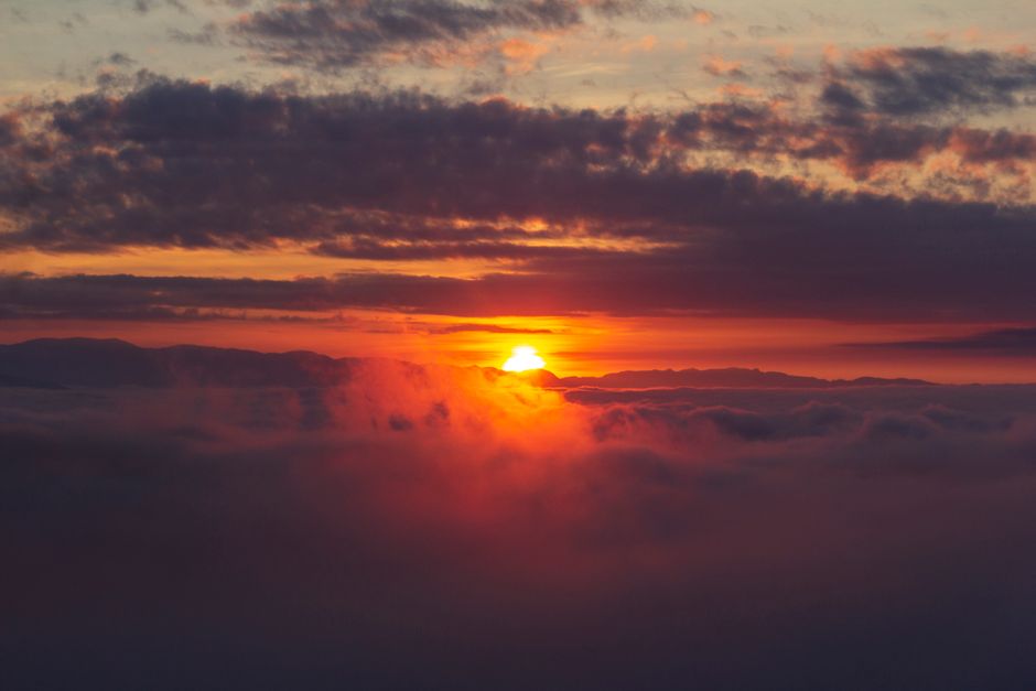 ベトナムのコントゥムの雲と山々の上の鮮やかな日の出。ドラマチックな空を披露しています。