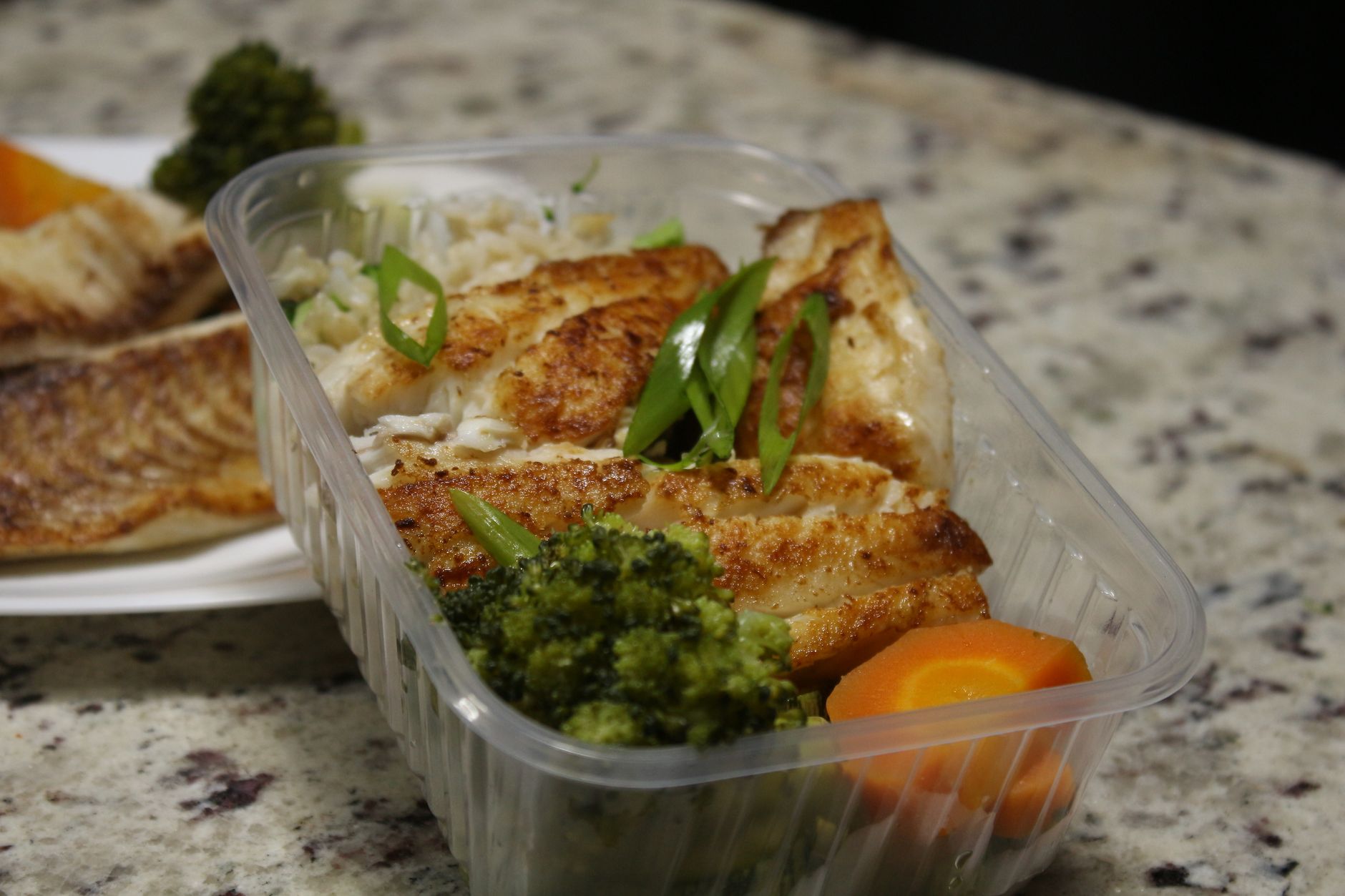 冬のバルクアップ食事メニュー 増量期のPFCを意識した鶏肉と野菜の食事のイメージ